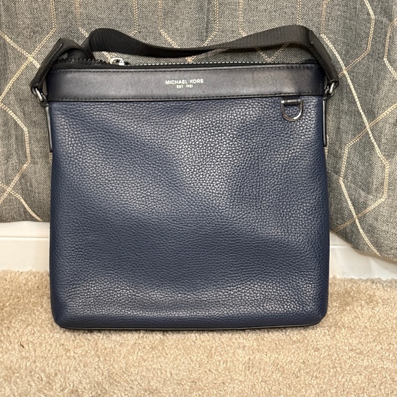 Michael Kors Greyson Pebbled Leather Messenger - Picture 1 of 2